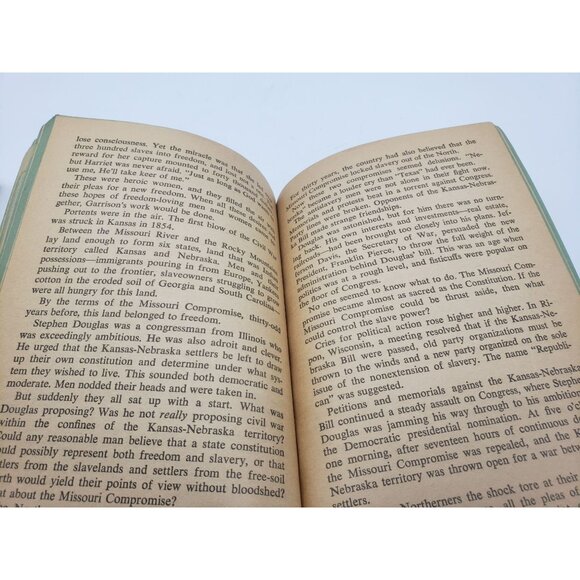 Flight To Freedom By Henrietta Buckmaster 1968 Paperback - Picture 7 of 10